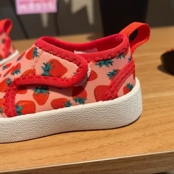 NWOT DSG water shoes strawberries size 4 - Picture 2 of 11